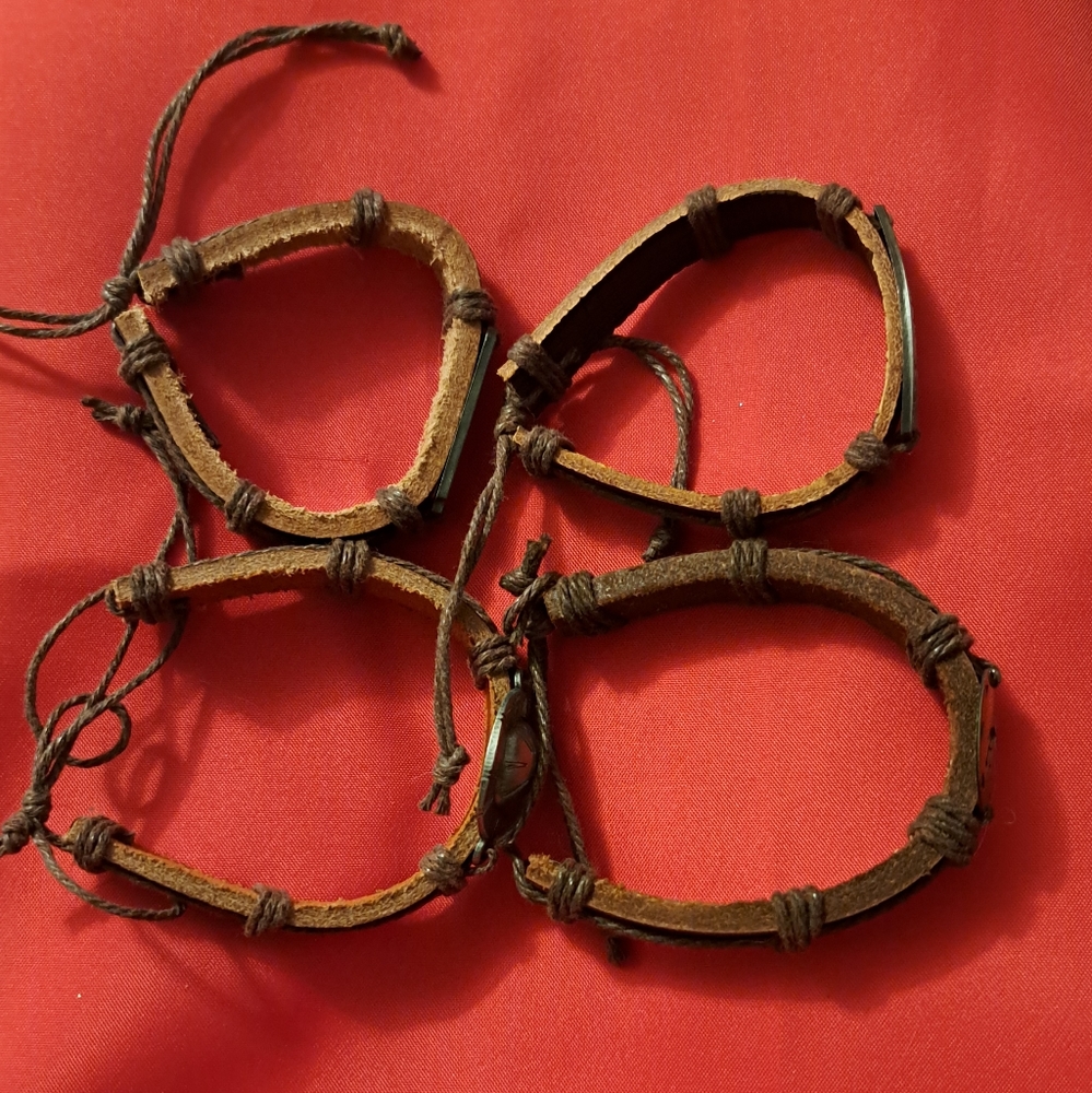 Set of 4 leather pul-ltie bracelets.